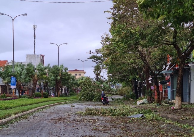 Quảng Nam ngổn ngang sau bão số 9
