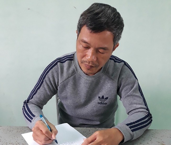 Đính làm giả con dấu của công ty chuyên xuất khẩu lao động rồi làm hồ sơ giả giúp người khác vay tiền ngân hàng lãi suất thấp. Ảnh: CA