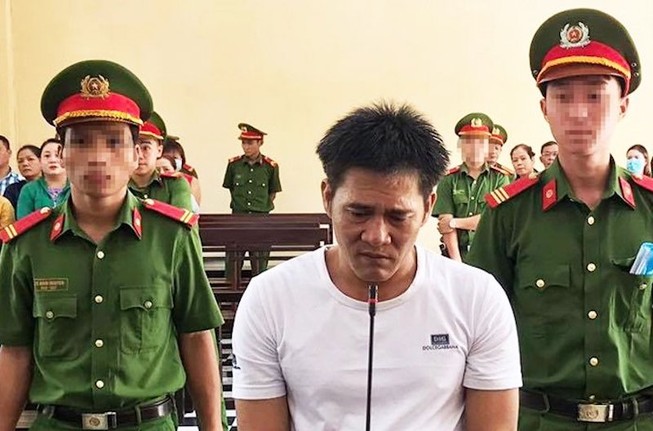 Đang ngồi ăn ở vỉa hè, bất ngờ bị đâm nhiều nhát