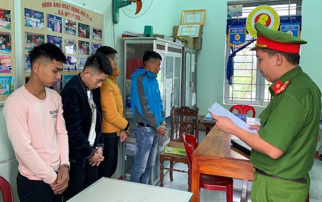 Bắt giữ con bạc để cướp tài sản