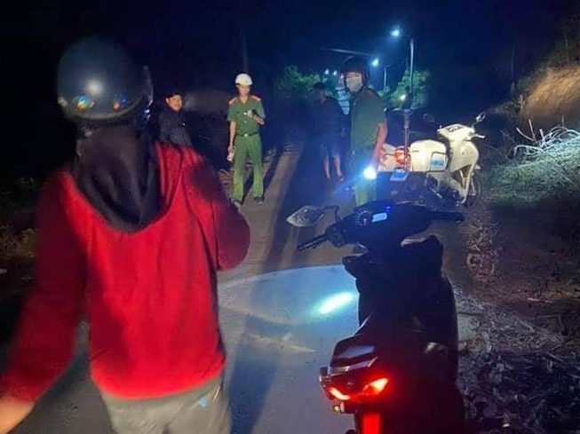 1 phụ nữ bị cướp đâm trọng thương khi chạy xe máy trong đêm
