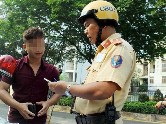 Đang chờ cấp GPLX, có được điều khiển xe?