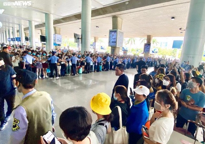 Đón sao Hàn giữa dịch Corona: Những người trẻ vô trách nhiệm!