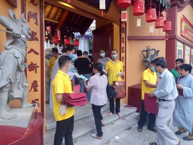 Nhà chùa phát khẩu trang cho Phật tử, khuyên không nên tụ tập