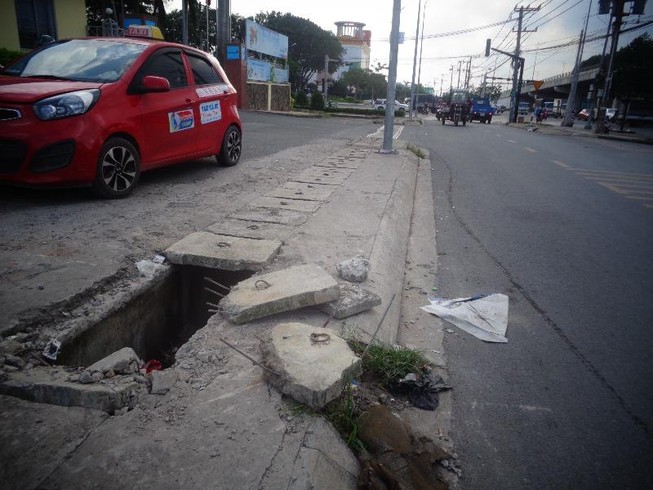 Đoạn mương không có nắp trên xa lộ Hà Nội