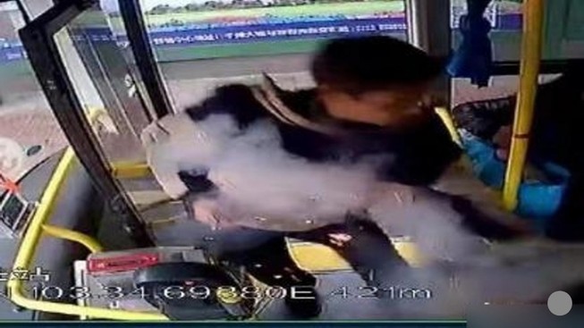 Nổ trên xe buýt ở Trung Quốc, 17 người bị thương