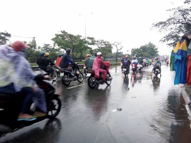Mưa trái mùa tăng, chống ngập thêm vất vả