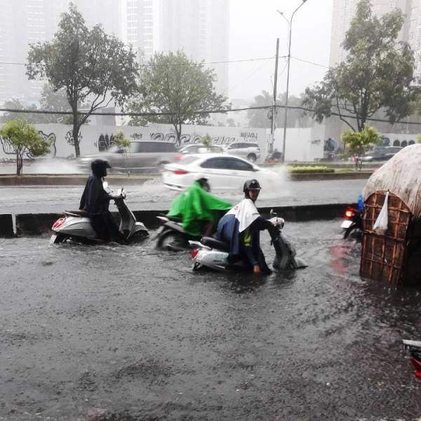 Mới mưa đầu mùa, nhiều đường ở TP.HCM ngập sâu