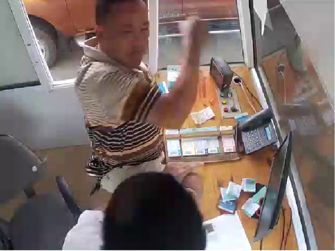 Cán bộ kiểm lâm leo qua cabin đánh nhân viên thu phí
