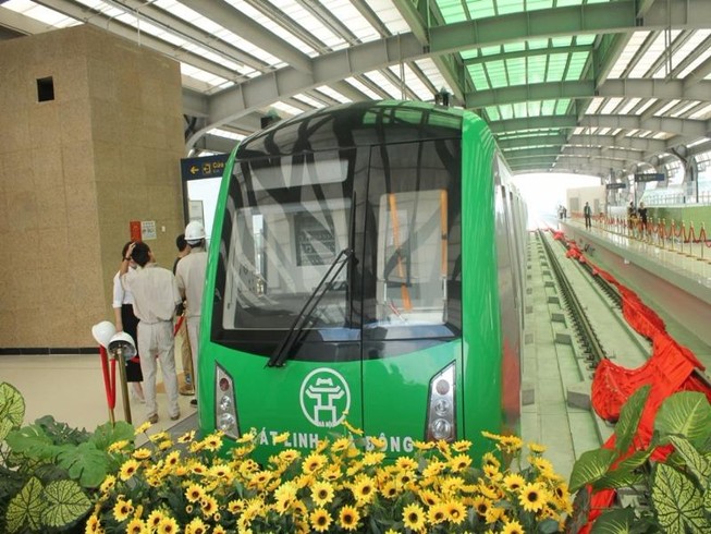Tàu Cát Linh - Hà Đông đang bị nghiêng nên có khe hở