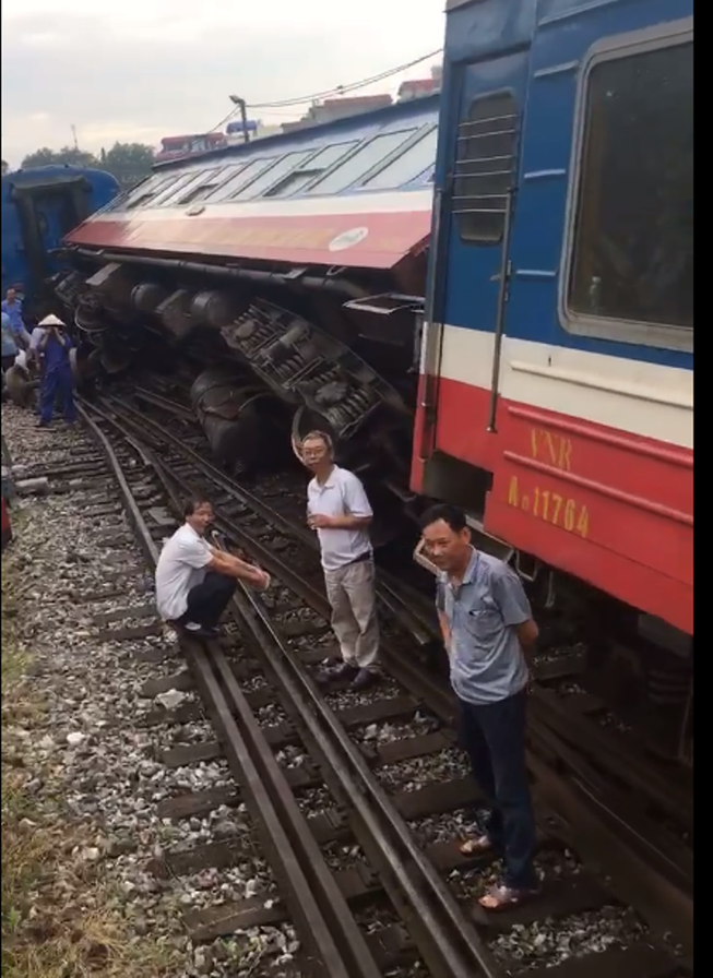 Tàu lửa chở cả trăm khách bất ngờ trật đường ray