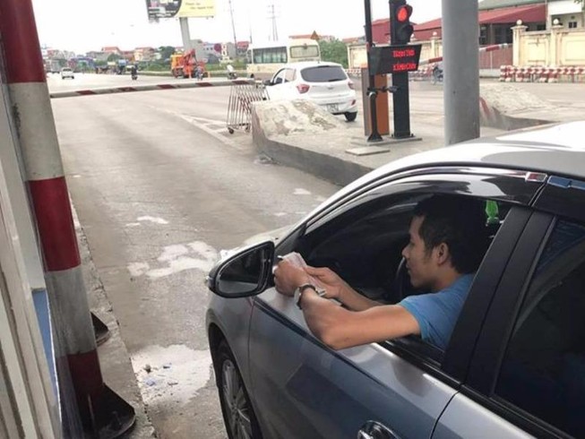 Tài xế dùng tiền lẻ qua trạm, Vidifi muốn CA điều tra