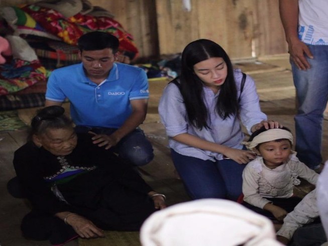 Kẹt ở tâm lũ, hoa hậu Đỗ Mỹ Linh làm từ thiện