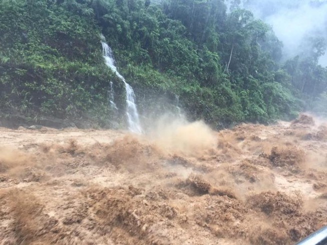 Phó Thủ tướng đến nơi có gia đình 5 người bị lũ cuốn trôi