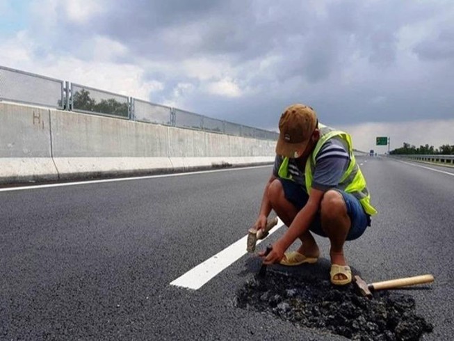 Bộ GTVT yêu cầu thay thế nhà thầu vá víu cao tốc thủ công