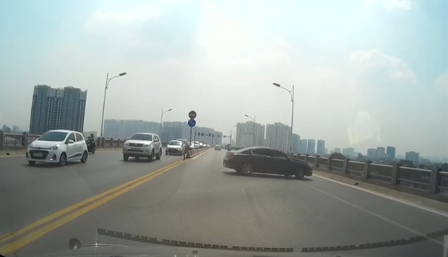 Ô tô bất ngờ quay đầu trên cầu gây tai nạn hàng loạt
