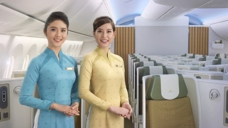Tranh cãi kịch liệt quanh bộ đồng phục của Vietnam Airlines
