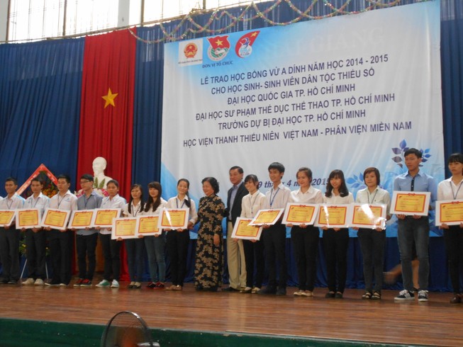 Quỹ học bổng Vừ A Dính trao 220 suất học bổng cho HS,SV