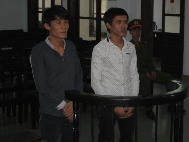 Ép tiệm hớt tóc nộp tiền bảo kê