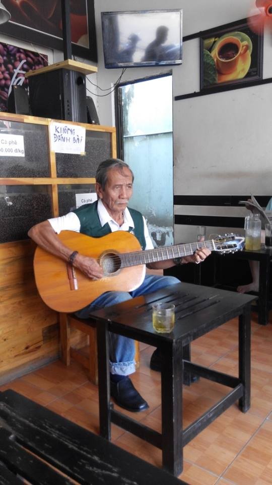 Nghệ sĩ vô danh trong quán cafe 12.000 đồng