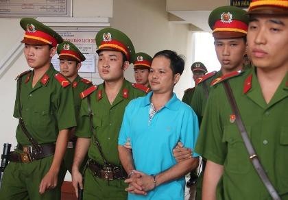 Vụ chai nước có ruồi giá 500 triệu đồng: Vẫn mở phiên tòa!
