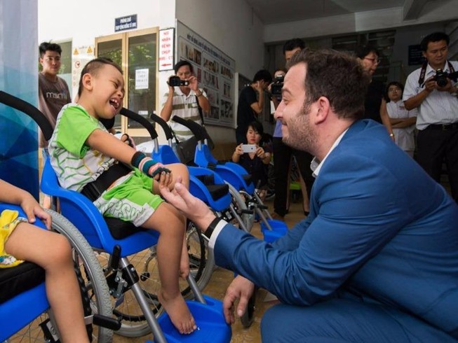 Israel tặng xe lăn hy vọng cho trẻ khuyết tật Việt Nam