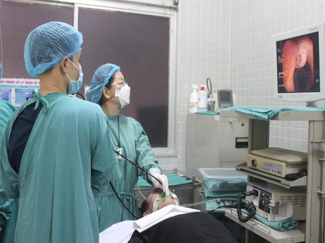 Những đêm trực thầm lặng dài bất tận của bác sĩ nội soi