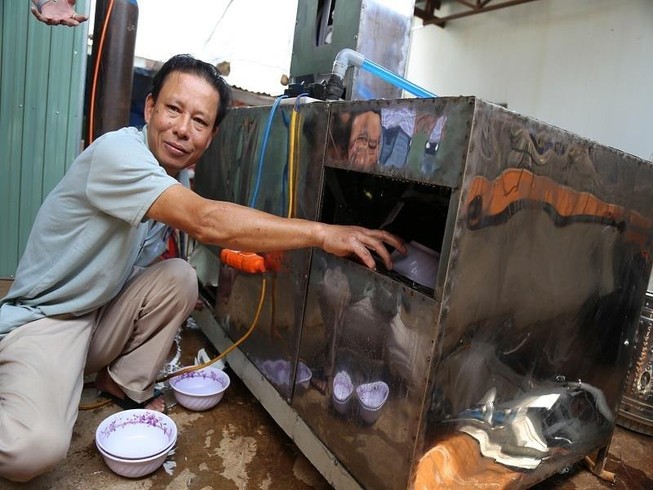 Bác nông dân Tây Nguyên chế tạo máy rửa chén công nghiệp
