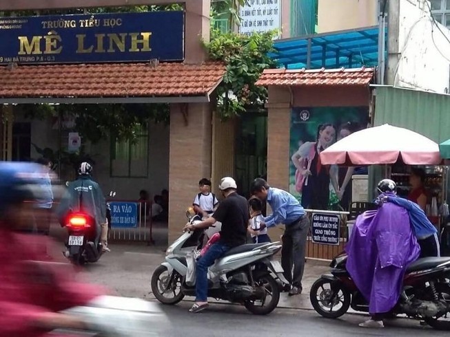 Đâu cần học sinh chào hỏi, thưa bẩm mới đáp lại lời...