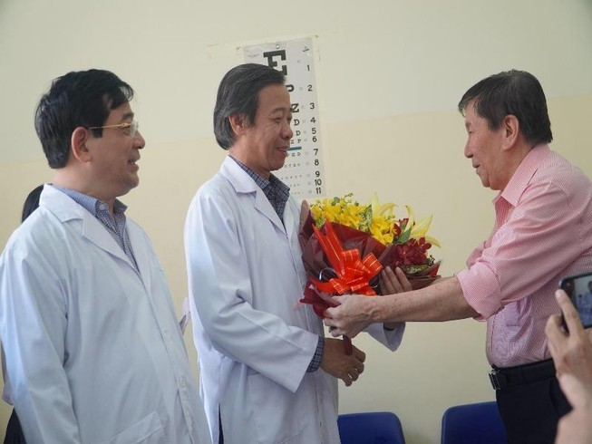 Ông Hoa trao hoa cảm ơn y bác sĩ BV Bệnh Nhiệt đới. Ảnh: Minh Tâm