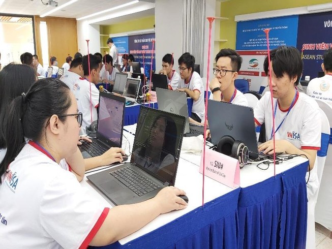 Sinh viên 'ngồi thiền' 8 tiếng thi An toàn thông tin