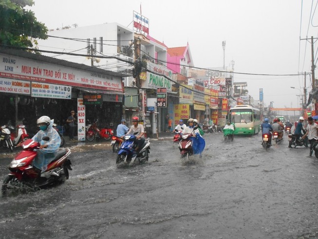 Đường Sài Gòn ngập rác, dòng nước đen ngòm sau mưa