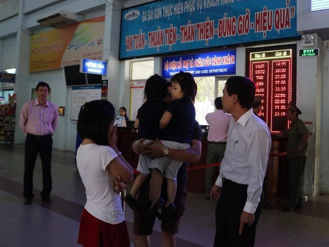 Kẹt xe, hành khách khóc như mưa vì trễ tàu
