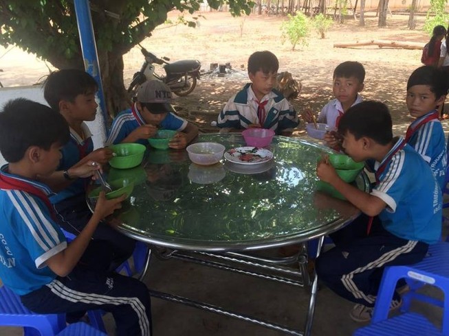 Anh Tám Khỏe hỗ trợ gạo, hạt giống cho học sinh nghèo