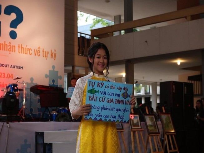 'Người mẫu' nhí mặc áo dài kêu gọi nhận thức về tự kỷ