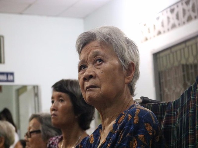 Cụ già reo lên: 'Em, em ơi... Mình có quà nè em...'