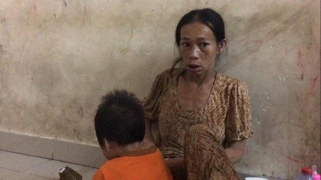 Đưa người mẹ ẵm con ăn xin ở khu phố Tây đi cai nghiện