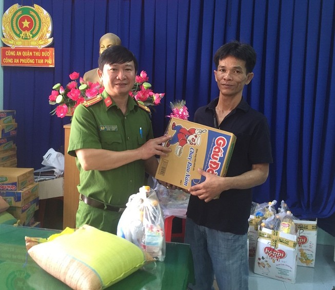 Ấm lòng với những suất quà Tết cho người vừa ra tù...