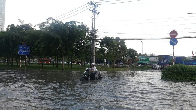 Dân Sài Gòn bì bõm lội nước chiều cuối tuần