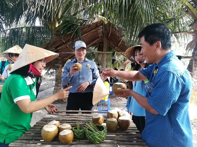 Về Cồn Chim đi câu cua, đổ bánh xèo, ăn bánh lá mơ...
