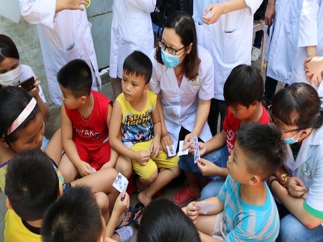 Sinh viên, y bác sĩ trẻ cùng công nhân chống dịch COVID-19