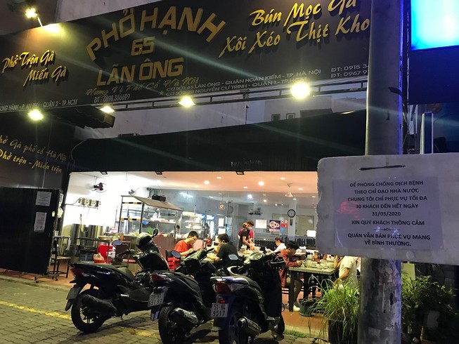 TP.HCM: Hàng quán bán 'take away' trong mùa COVID-19