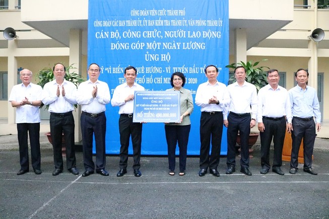 Cán bộ, công chức TP.HCM góp 1 ngày lương cho Quỹ Vì biển đảo
