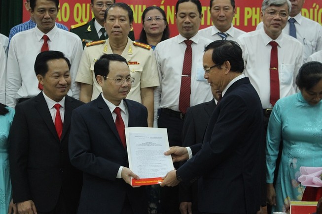 Bí thư Nguyễn Văn Nên trao quyết định thành lập Đảng bộ TP Thủ Đức cho ông Nguyễn Văn Hiếu, Bí thư TP Thủ Đức. Ảnh: LÊ THOA