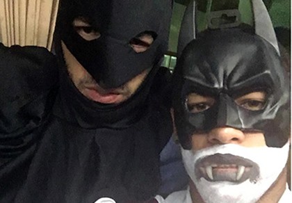 Ký hợp đồng khủng với Barcelona, Neymar 'hóa'... Batman