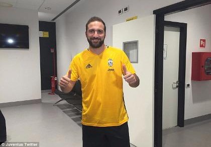 'Lão bà' dang tay chào đón Higuain trong cơn bộn bề mưa đá