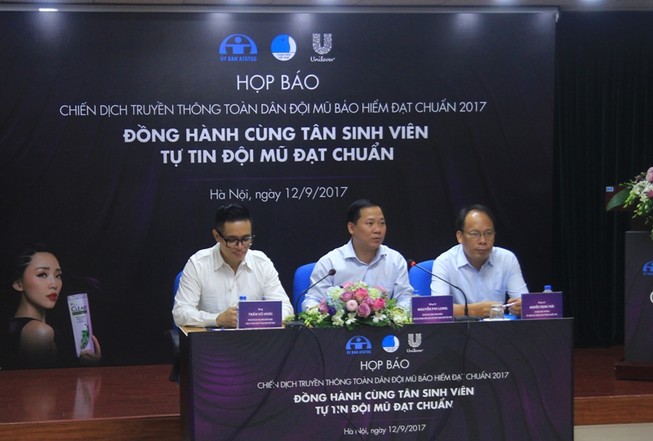 Tân sinh viên có cơ hội nhận mũ bảo hiểm đạt chuẩn
