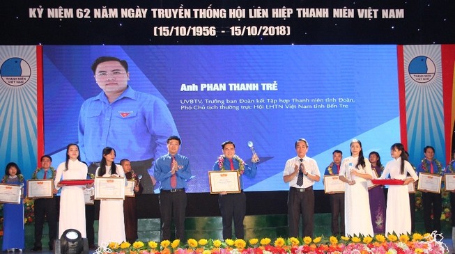 Nam sinh chạy xe ôm trả lại 320 triệu đồng được tuyên dương