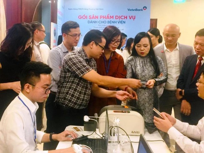 Bộ trưởng Bộ Y tế và các đại biểu tập thể dục tại hội nghị