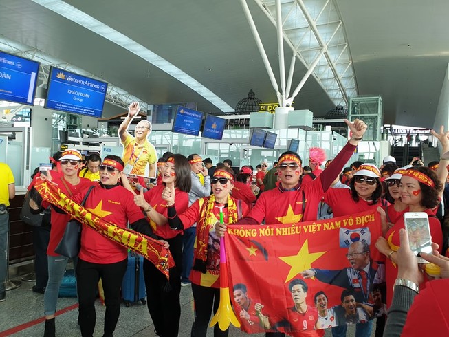 Hàng trăm CĐV Việt Nam sang Philippines 'tiếp lửa' cho đội nhà